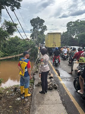 Truk Box Oleng Hantam Tembok Jembatan di Jalan Sudirman, Polisi Bergerak Cepat Amankan Lokasi